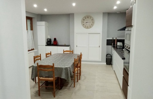 Surville House | House renovated in 2022, sleeps 9, near the sea