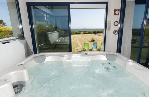 Pleubian House | House sea view, spa (jacuzzi), beach access at the end of the garden!