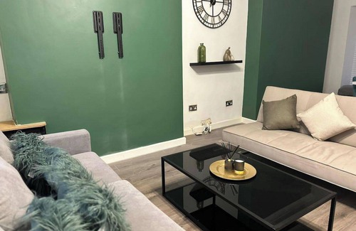 Bridgend House | House - Sleeps 5 - Garden - Parking