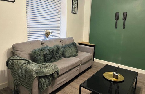 Bridgend House | House - Sleeps 5 - Garden - Parking