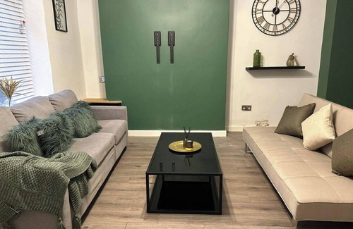 Bridgend House | House - Sleeps 5 - Garden - Parking