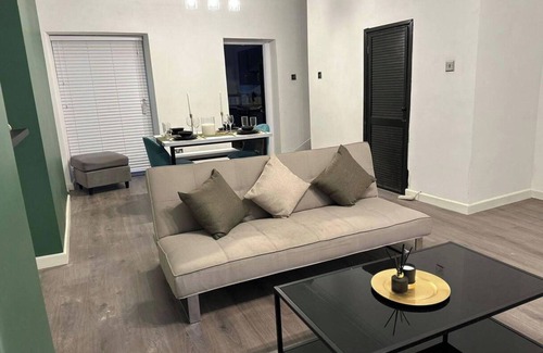 Bridgend House | House - Sleeps 5 - Garden - Parking