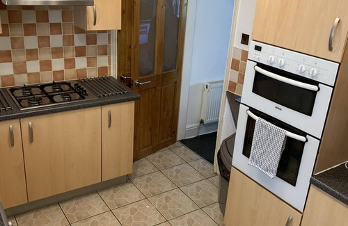 Lytham St. Anne's House | House - Sleeps 5 - Pet Friendly - Garden - Parking