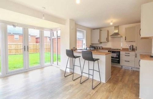 Kettering House | House-Sleeps 8 -Parking-Garden