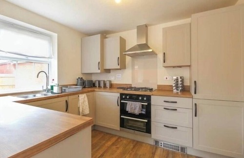 Kettering House | House-Sleeps 8 -Parking-Garden