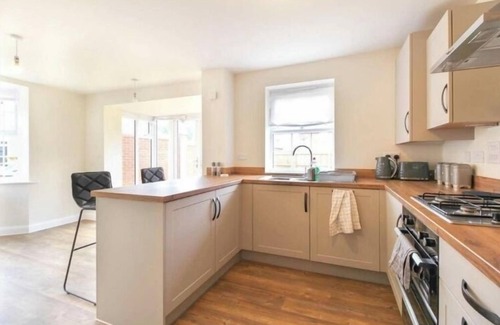 Kettering House | House-Sleeps 8 -Parking-Garden