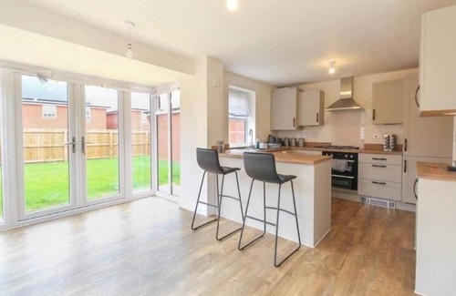 Burton Latimer House | House-Sleeps 8-Parking-Garden