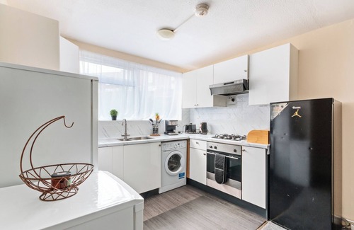 Glyndon House | House - Sleeps up to 10 & Free Parking