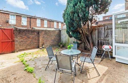 Glyndon House | House - Sleeps up to 10 & Free Parking