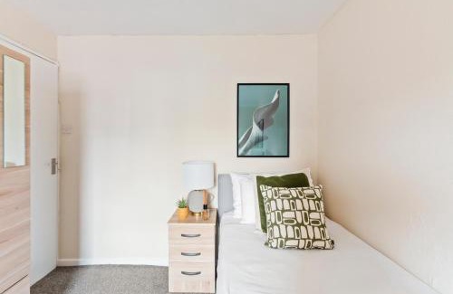 Glyndon House | House - Sleeps up to 10 & Free Parking