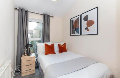 Glyndon House | House - Sleeps up to 10 & Free Parking