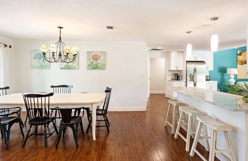 Park Shore House | House west of 41: 10 min. walk to beach, park, arts, restaurants and shopping!