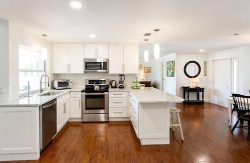 Park Shore House | House west of 41: 10 min. walk to beach, park, arts, restaurants and shopping!