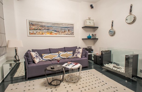 Sultanahmet House | House with 180 m2 over 3 floors and 60m2 terrace with a seaview
