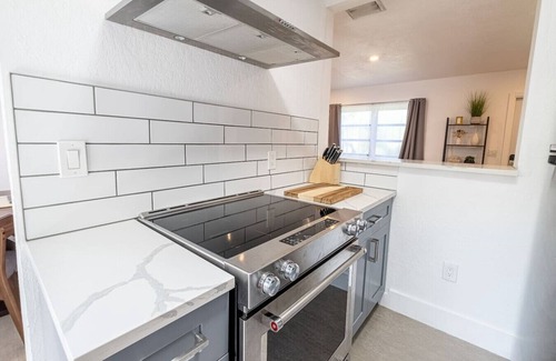 Biscayne Park House | HOUSE WITH A HOT TUB ! ONLY 10 MINS TO THE BEACH