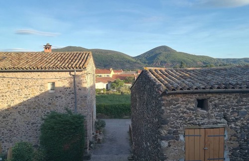 Octon House | House With Courtyard 15min Walk From Lake Salagou