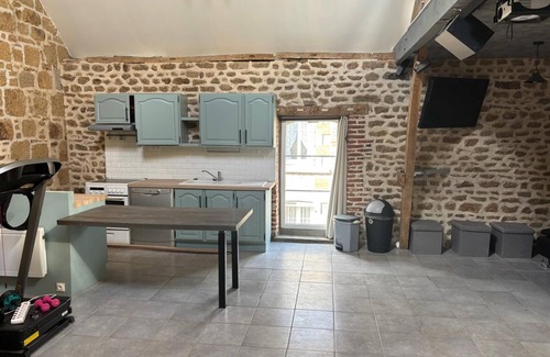 Carrouges House | House with enclosed garden in the center of town. Pets welcome.