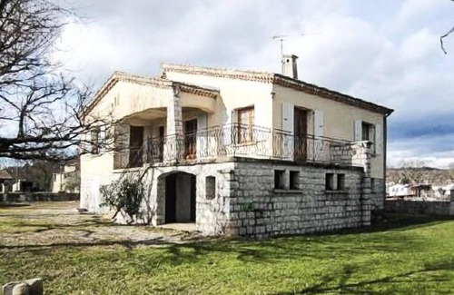 Casteljau House | House with large garden, sleeps 6, on a river, fully equipped