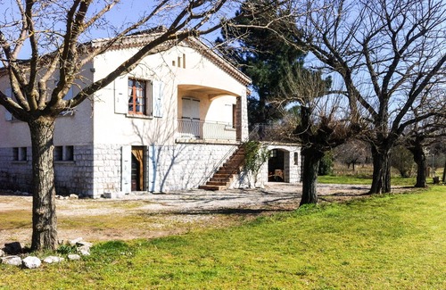 Casteljau House | House with large garden, sleeps 6, on a river, fully equipped