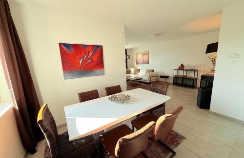 Kessenich House | House with garden, fireplace and hot tub