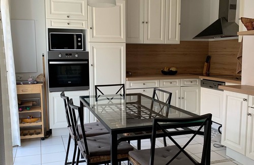 Port Guillaume House | House with garden, in residence with heated pool 200 m away, sea 400 m away.