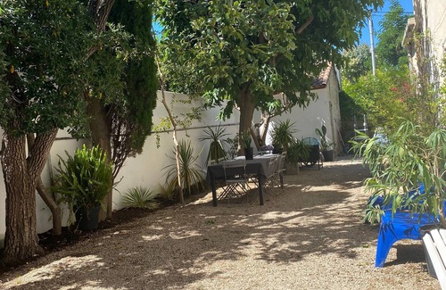 8th Arrondissement House | House with garden Marseille Pointe Rouge near beaches