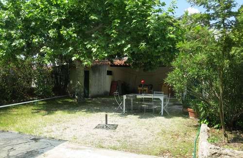 Montolivet House | House with garden on a hill