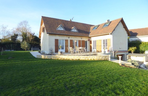 Lavilletertre House | House with heated swimming pool 29°/01 hours 10 PARIS - 8 people MAX