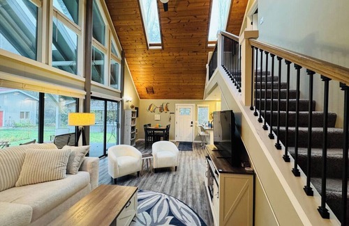 Freeland House | House with hot tub on 2.5 acres