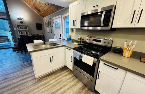 Freeland House | House with hot tub on 2.5 acres