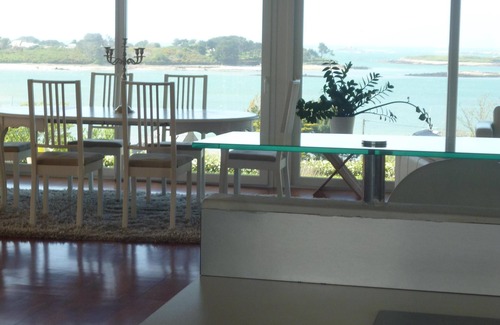Landeda House | House with panoramic view over the entrance to Aber Wrach, with jacuzzi.