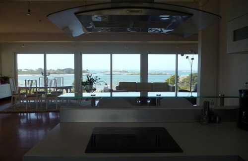 Landeda House | House with panoramic view over the entrance to Aber Wrach, with jacuzzi.