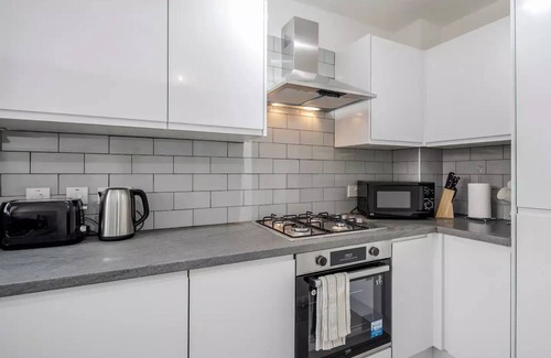 Redbridge House | House with parking, WiFi &Garden