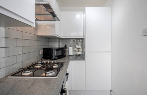 Redbridge House | House with parking, WiFi &Garden