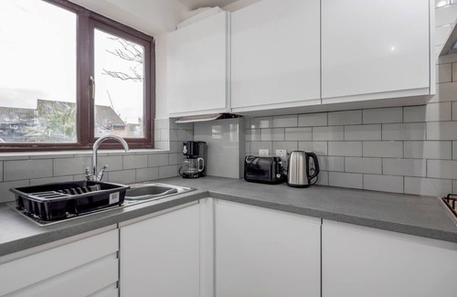 Redbridge House | House with parking, WiFi &Garden