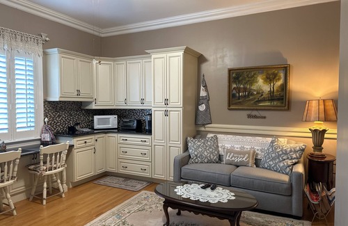 Hendersonville Apartment | House with private ￼apartment, latest appliance,View,flowers, Creekside.