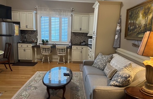 Hendersonville Apartment | House with private ￼apartment, latest appliance,View,flowers, Creekside.