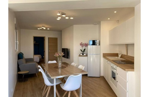 Dieppe House | House with sea view facing the marina