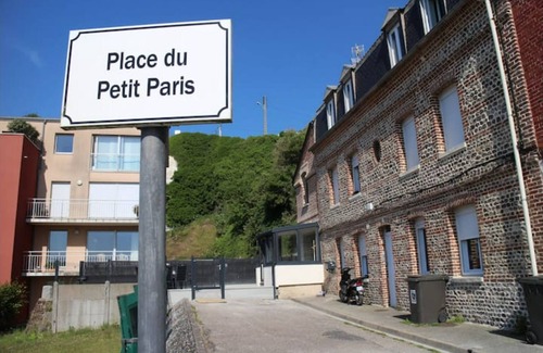 Dieppe House | House with sea view facing the marina