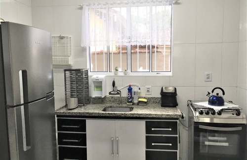 Caraguatatuba House | HOUSE WITH SWIMMING POOL AND INTERNET Gated community, in front of the beach of Massaguaçu.