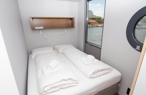 Offingawier Boat Rental | Houseboat a unique accommodation with an unobstructed view