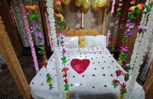 Dal Lake Hotel | Houseboat Danish palace