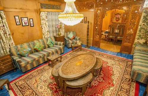 Dal Lake Hotel | Houseboat Danish palace