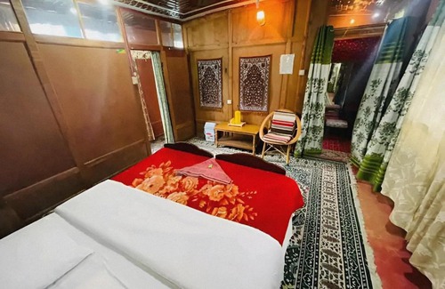 Dal Lake Hotel | Houseboat Danish palace