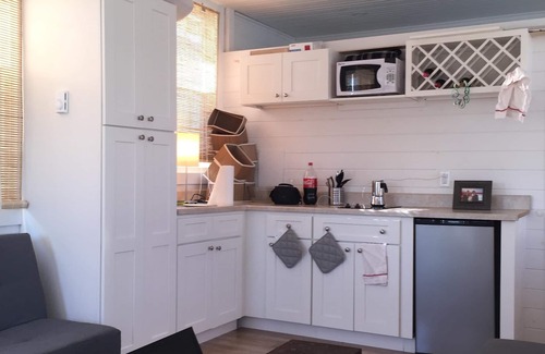 Fox Point Boat Rental | Houseboat Hyanna - Floating Tiny House - Downtown Providence