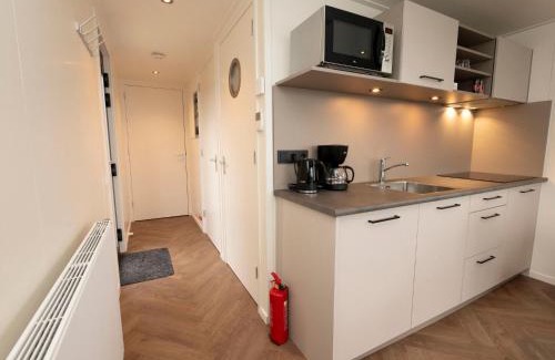 Offingawier Boat Rental | Houseboat in Offingawier with Sea View