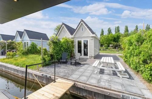 Stavoren Boat Rental | Houseboat in Stavoren with Waterfront Views
