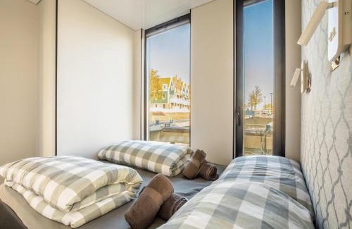 Volendam Boat Rental | Houseboat in Volendam by Ijsselmeer, cleaning included