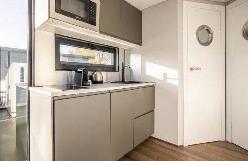Volendam Boat Rental | Houseboat in Volendam by Ijsselmeer, cleaning included