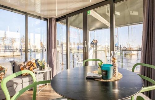 Volendam Boat Rental | Houseboat in Volendam by Ijsselmeer, cleaning included